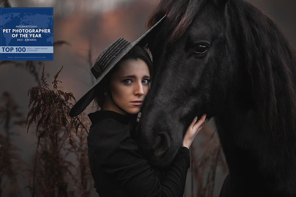 Fotografie eines Andalusiers und einer Frau im Close Up von Vivien Schust Photography mit einem Pet Photographer of the Year Award von einem Pferdefotoshooting