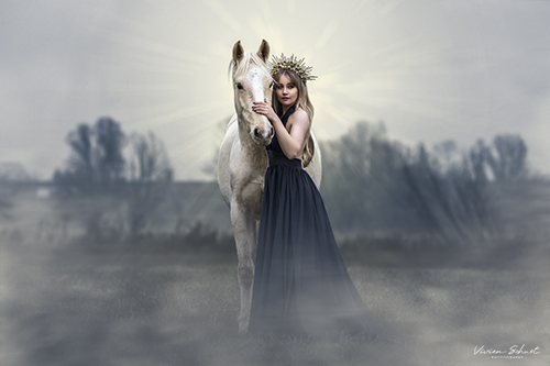 Magic Fotoshooting einer Königin mit ihrem Pferd bei einem Pferdeshooting in Köln von Vivien Schust Photography