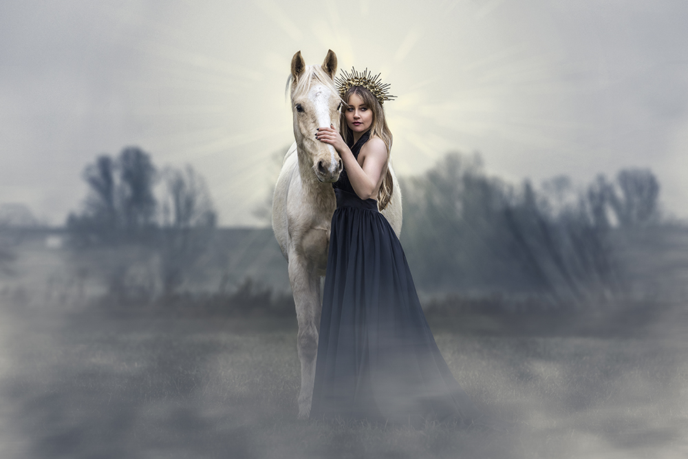 Magic Fotoshooting einer Königin mit ihrem Pferd von einem Fotoshooting in Köln von Vivien Schust Photography