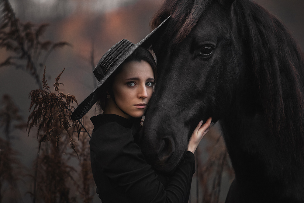 Fotografie eines Spaniers mit seiner Besitzerin bei einem Pferdeshooting von Vivien Schust Photography