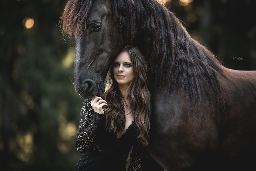 Hier sieht man die Fotografin mit einem Pferd, welches von Severina Roth gemacht wurde.