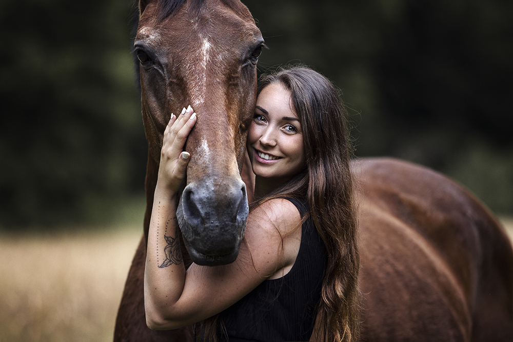 Pferdefotografie im Sommer von einer alten Stute mit der Besitzerinim Close Up in NRW von Vivien Schust Photography bei einem Pferdeshooting